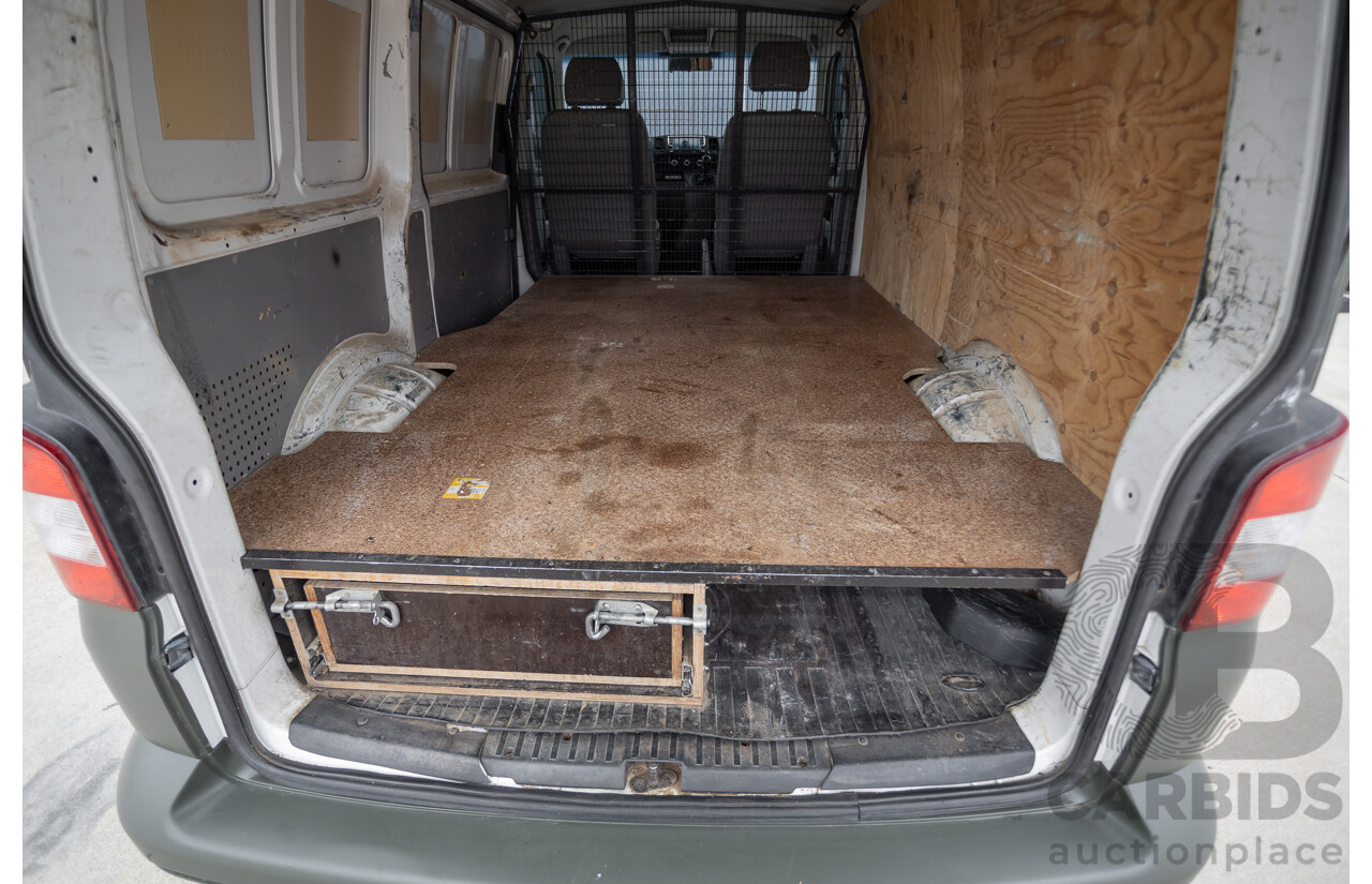 06/2014 Volkswagen Transporter TDI 250 SWB T5 MY14 Van White Matt Green (Wrapped) Turbo Diesel 2.0L