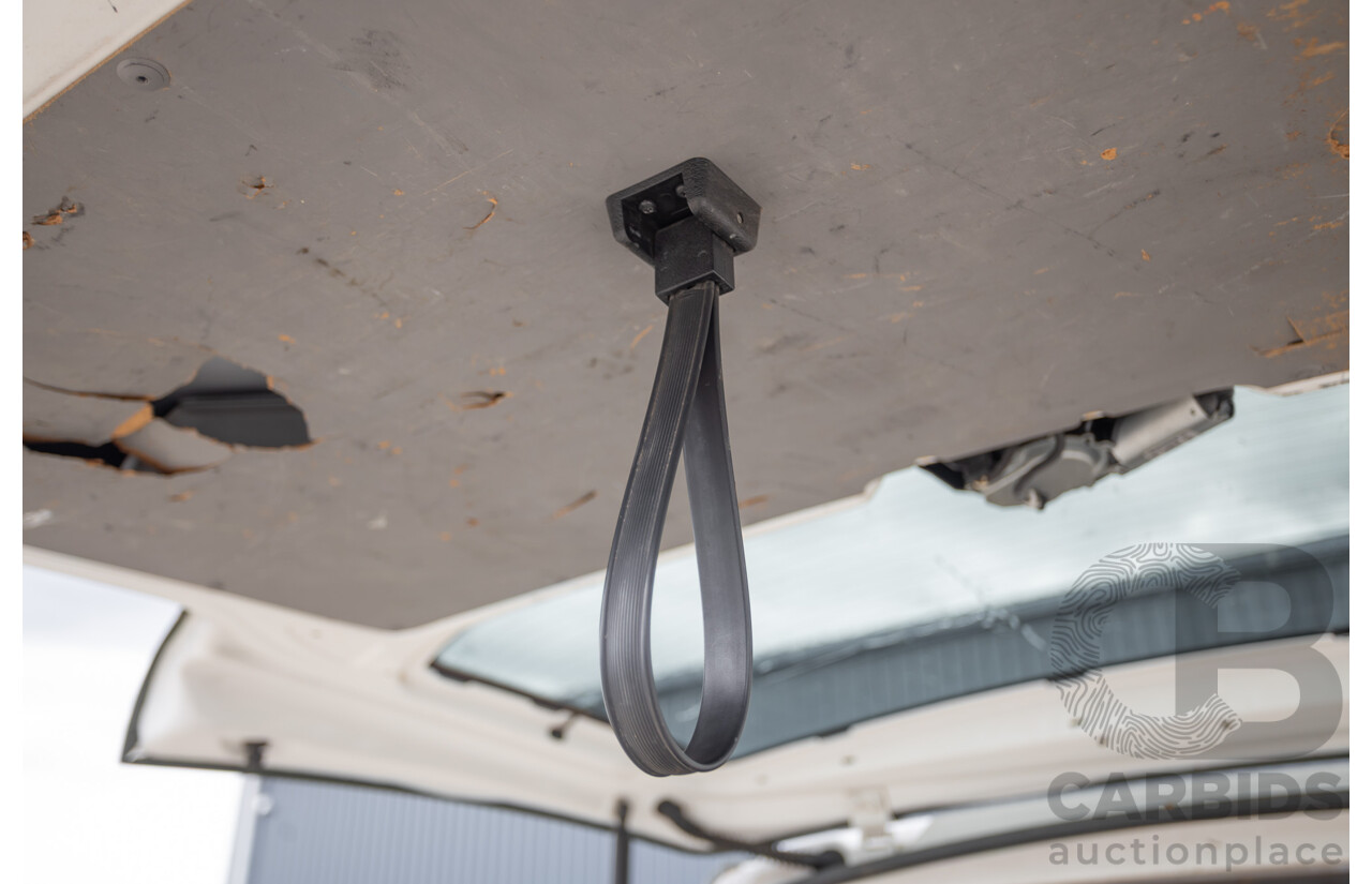 06/2014 Volkswagen Transporter TDI 250 SWB T5 MY14 Van White Matt Green (Wrapped) Turbo Diesel 2.0L