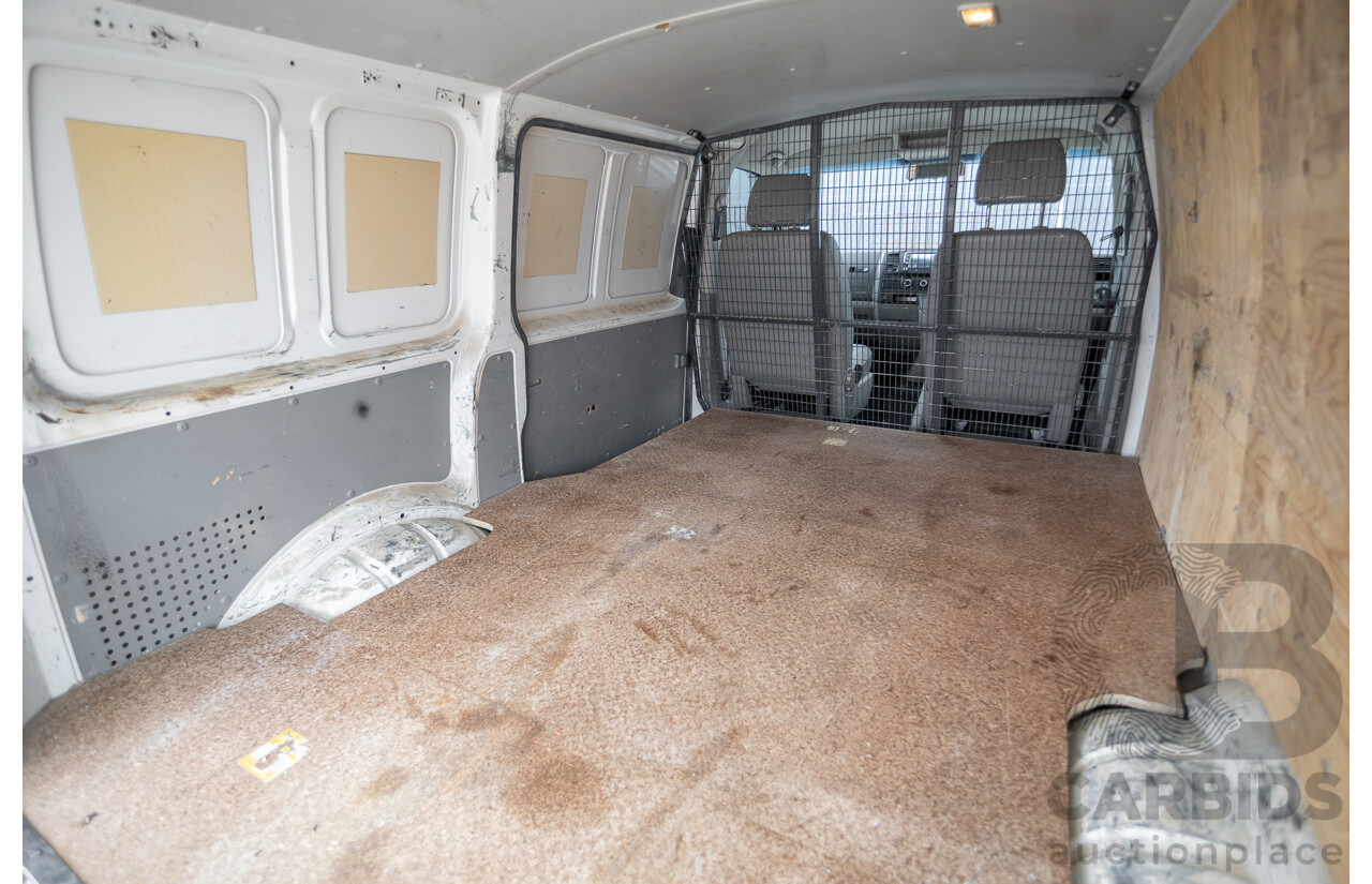 06/2014 Volkswagen Transporter TDI 250 SWB T5 MY14 Van White Matt Green (Wrapped) Turbo Diesel 2.0L