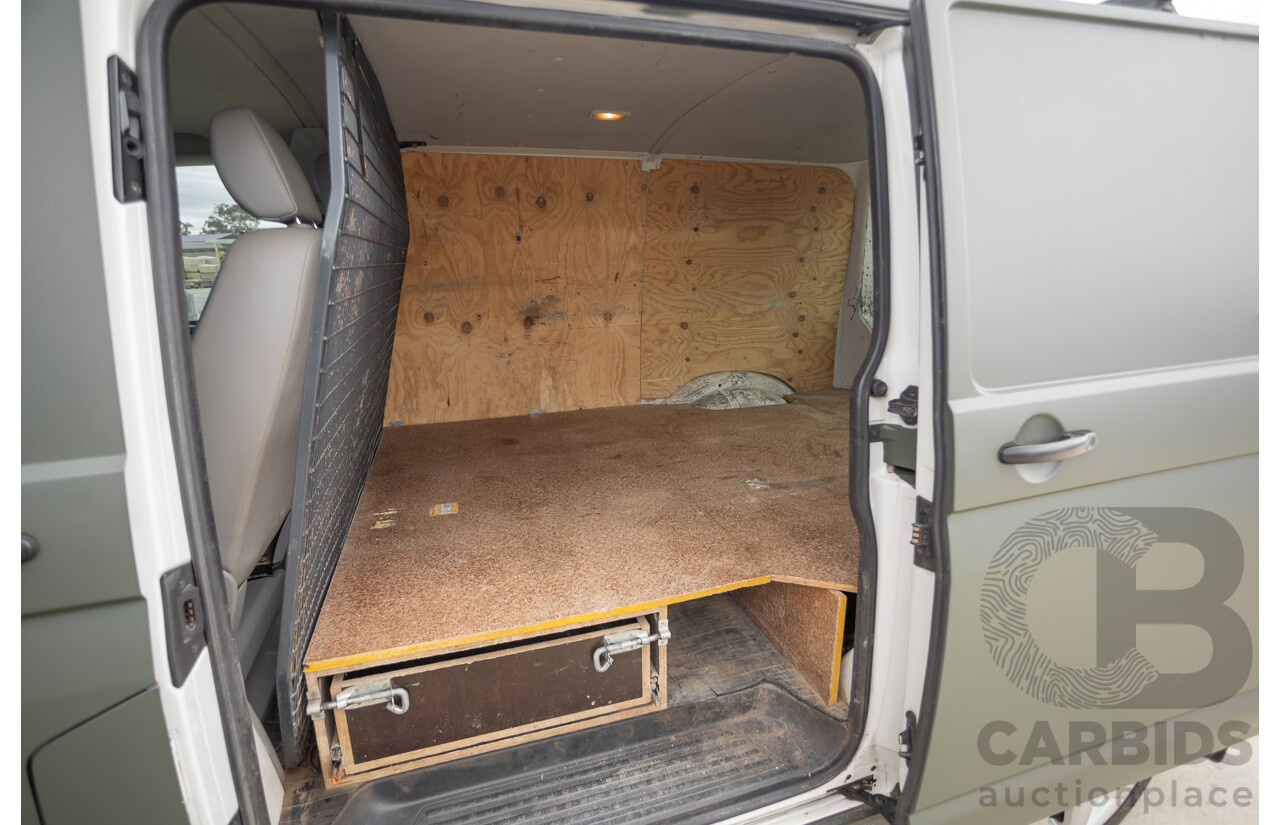 06/2014 Volkswagen Transporter TDI 250 SWB T5 MY14 Van White Matt Green (Wrapped) Turbo Diesel 2.0L