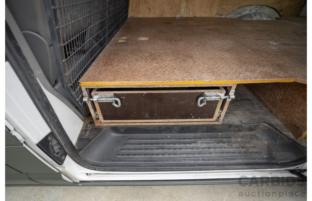 06/2014 Volkswagen Transporter TDI 250 SWB T5 MY14 Van White Matt Green (Wrapped) Turbo Diesel 2.0L