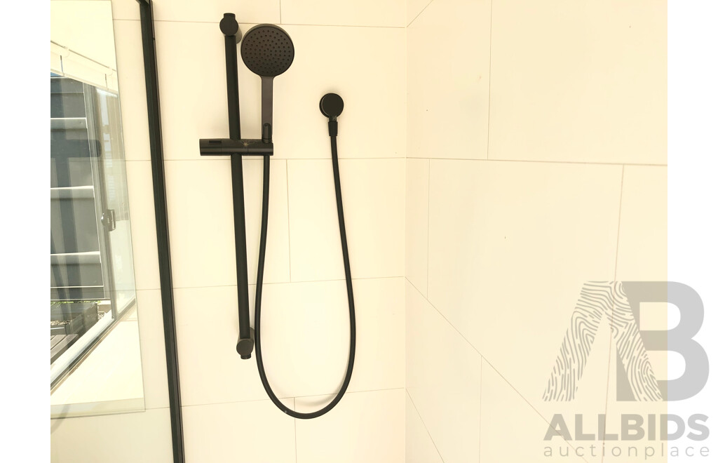 20 Foot Shipping Container Modified with Kitchen/Toilet/Vanity and Display Shower