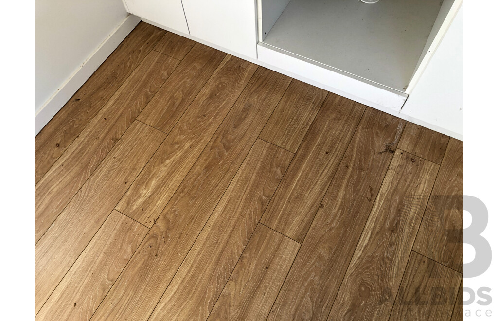 20 Foot Shipping Container Modified with Kitchen/Toilet/Vanity and Display Shower