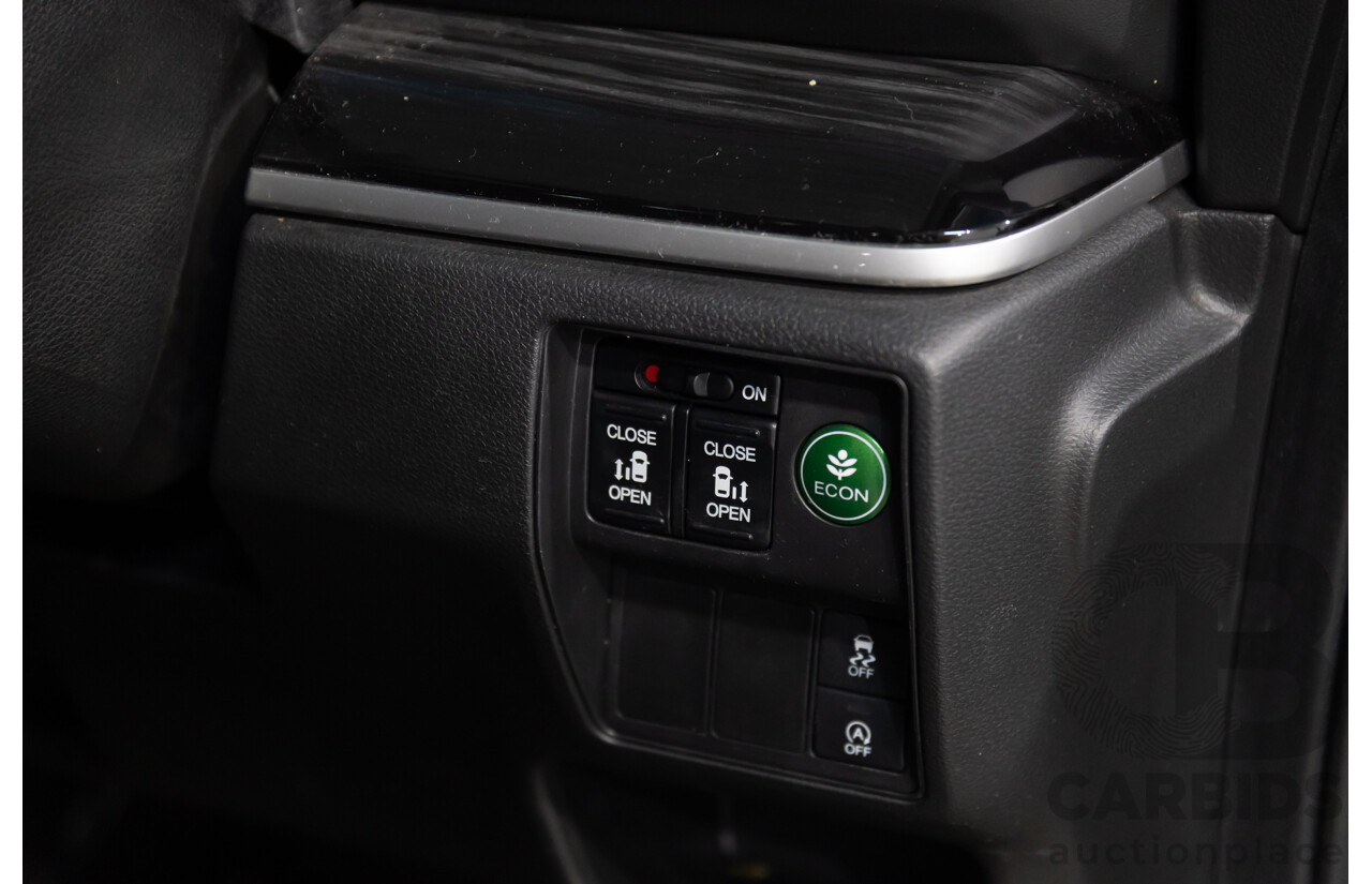 03/2016 Honda Odyssey VTi-L (FWD) RC MY16 7 Seats 4d Wagon White Diamond Pearl 2.4L - 7 Seater