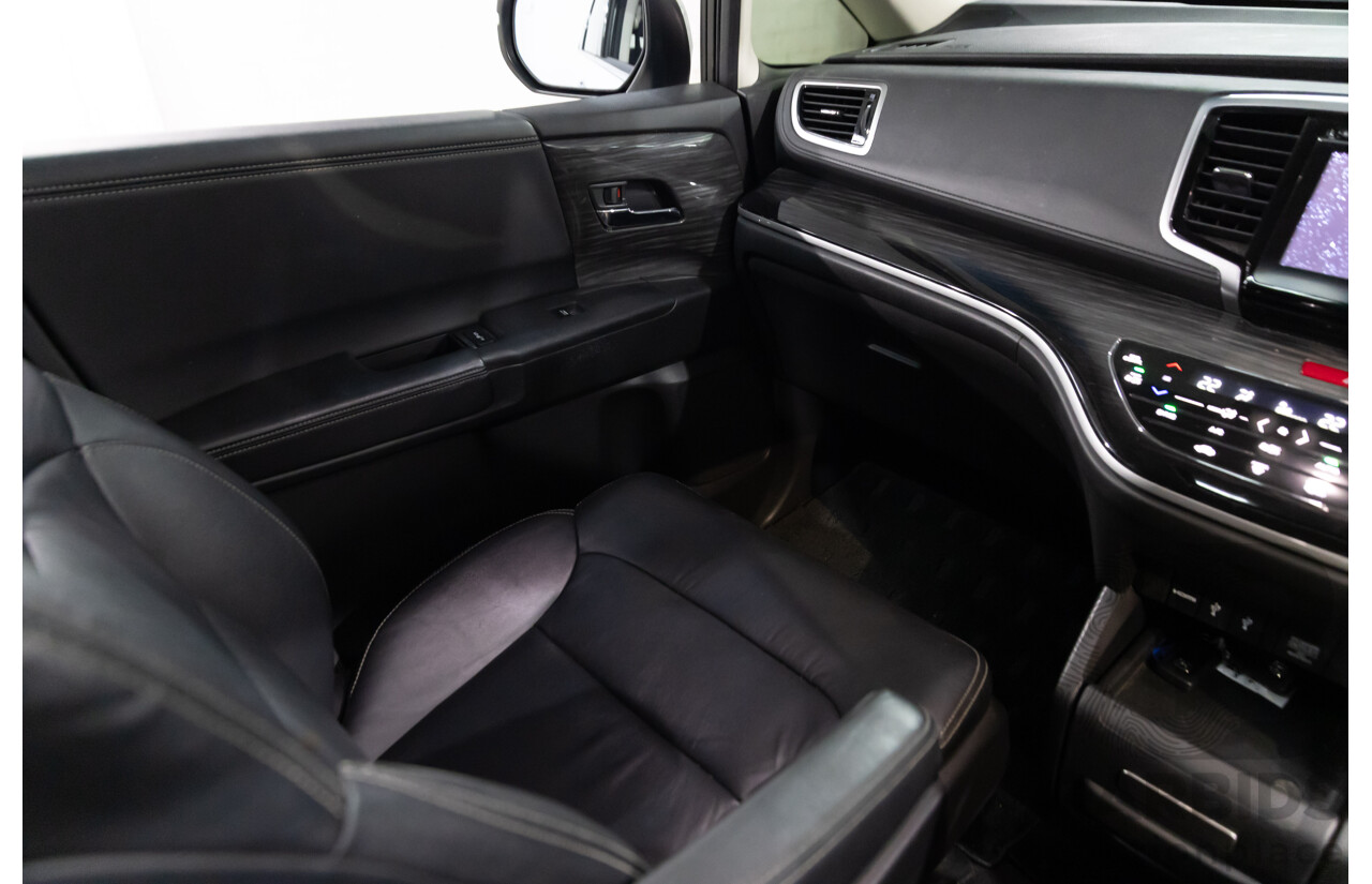 03/2016 Honda Odyssey VTi-L (FWD) RC MY16 7 Seats 4d Wagon White Diamond Pearl 2.4L - 7 Seater