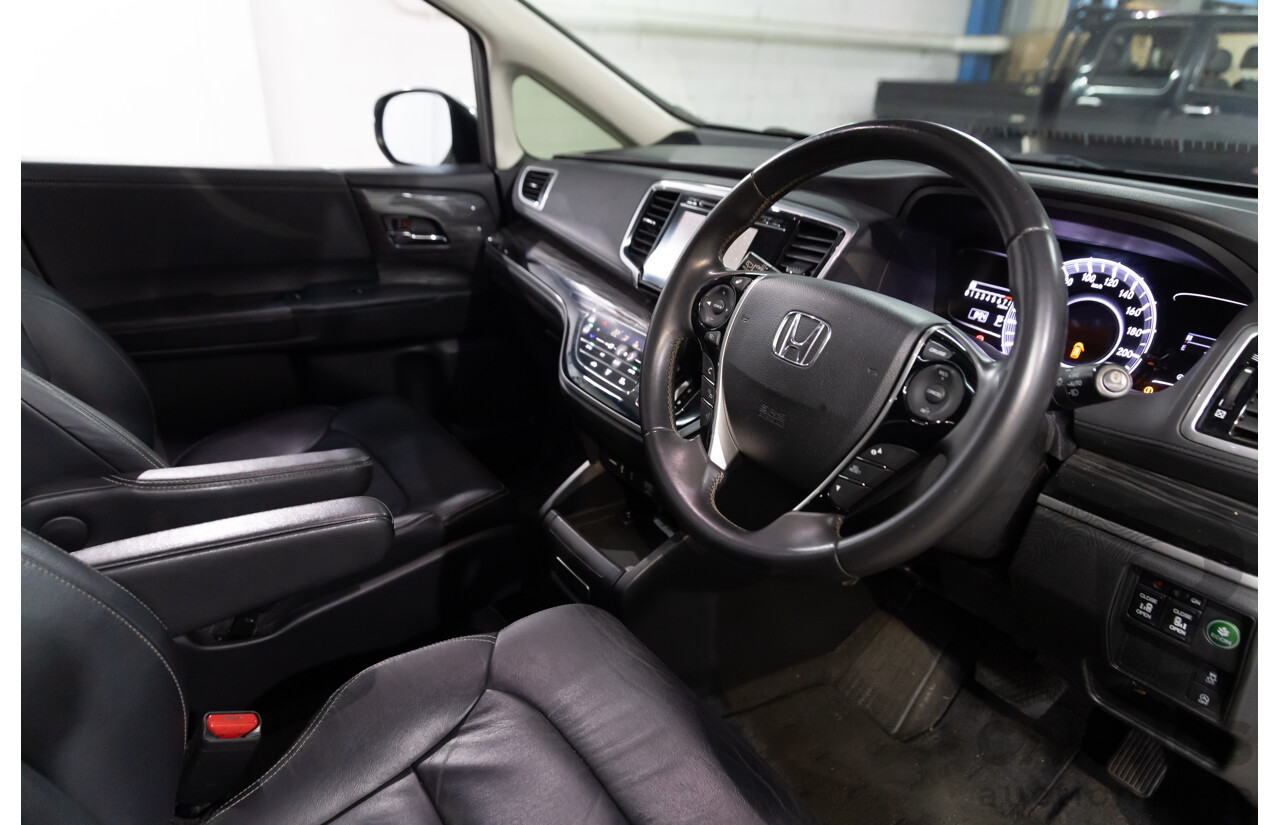 03/2016 Honda Odyssey VTi-L (FWD) RC MY16 7 Seats 4d Wagon White Diamond Pearl 2.4L - 7 Seater