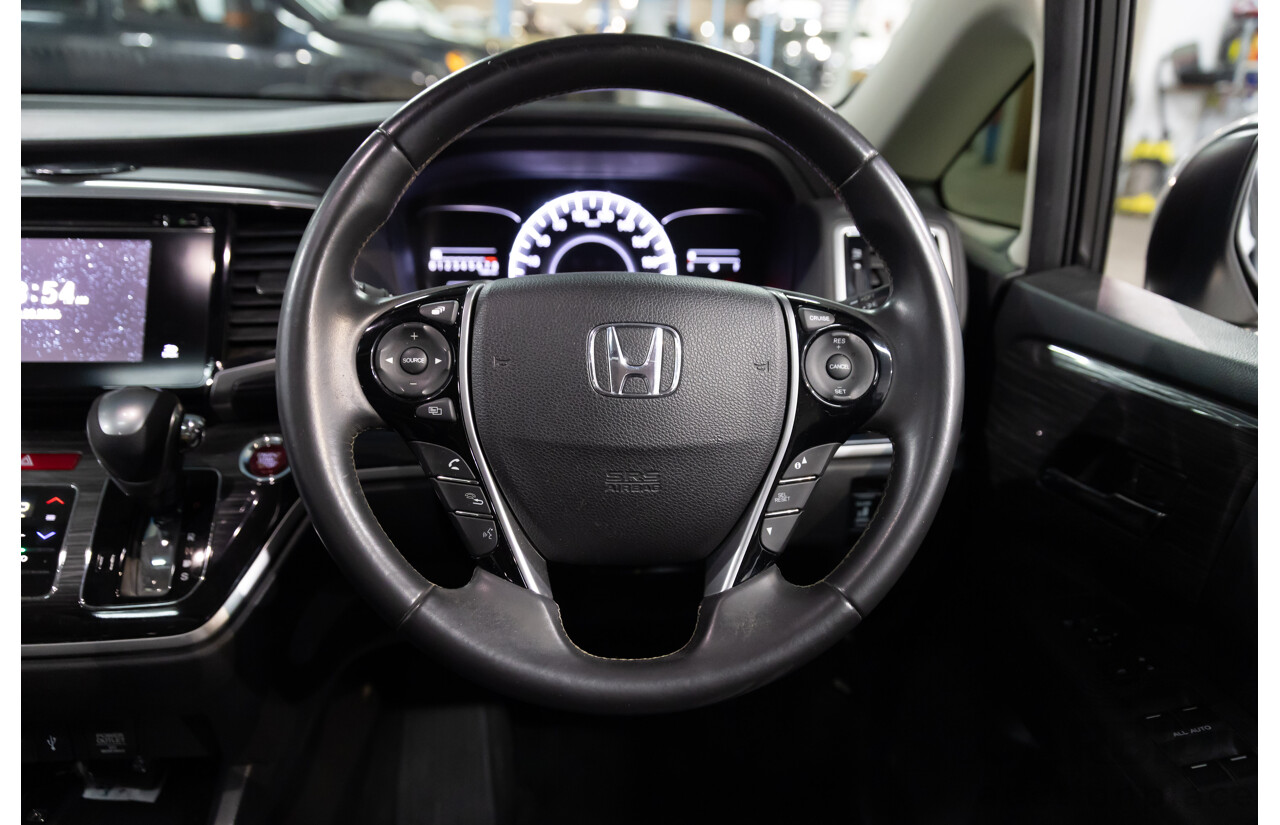 03/2016 Honda Odyssey VTi-L (FWD) RC MY16 7 Seats 4d Wagon White Diamond Pearl 2.4L - 7 Seater