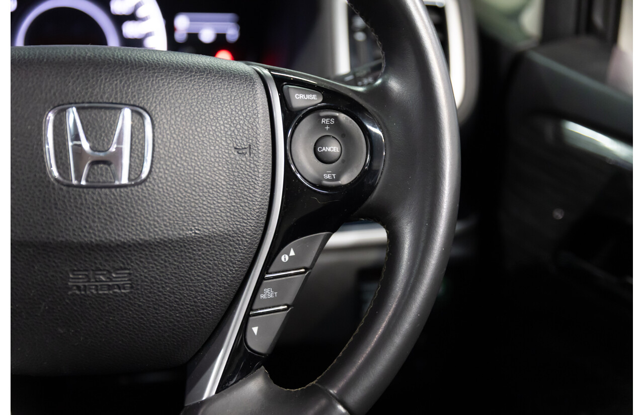 03/2016 Honda Odyssey VTi-L (FWD) RC MY16 7 Seats 4d Wagon White Diamond Pearl 2.4L - 7 Seater