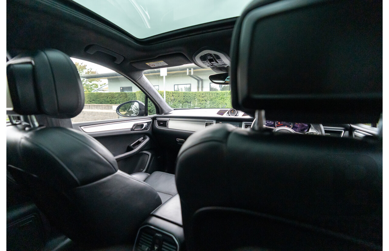 07/2016 Porsche Macan Turbo (AWD) MY16 4d Wagon Jet Black Metallic Twin Turbo V6 3.6L