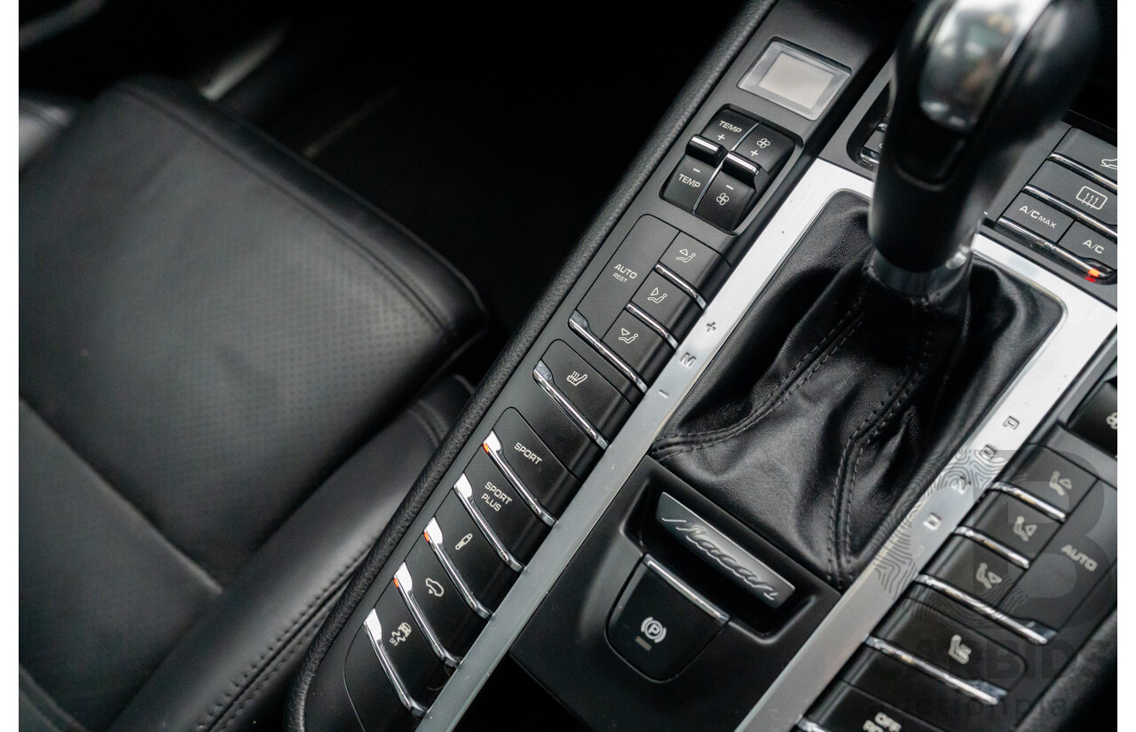 07/2016 Porsche Macan Turbo (AWD) MY16 4d Wagon Jet Black Metallic Twin Turbo V6 3.6L