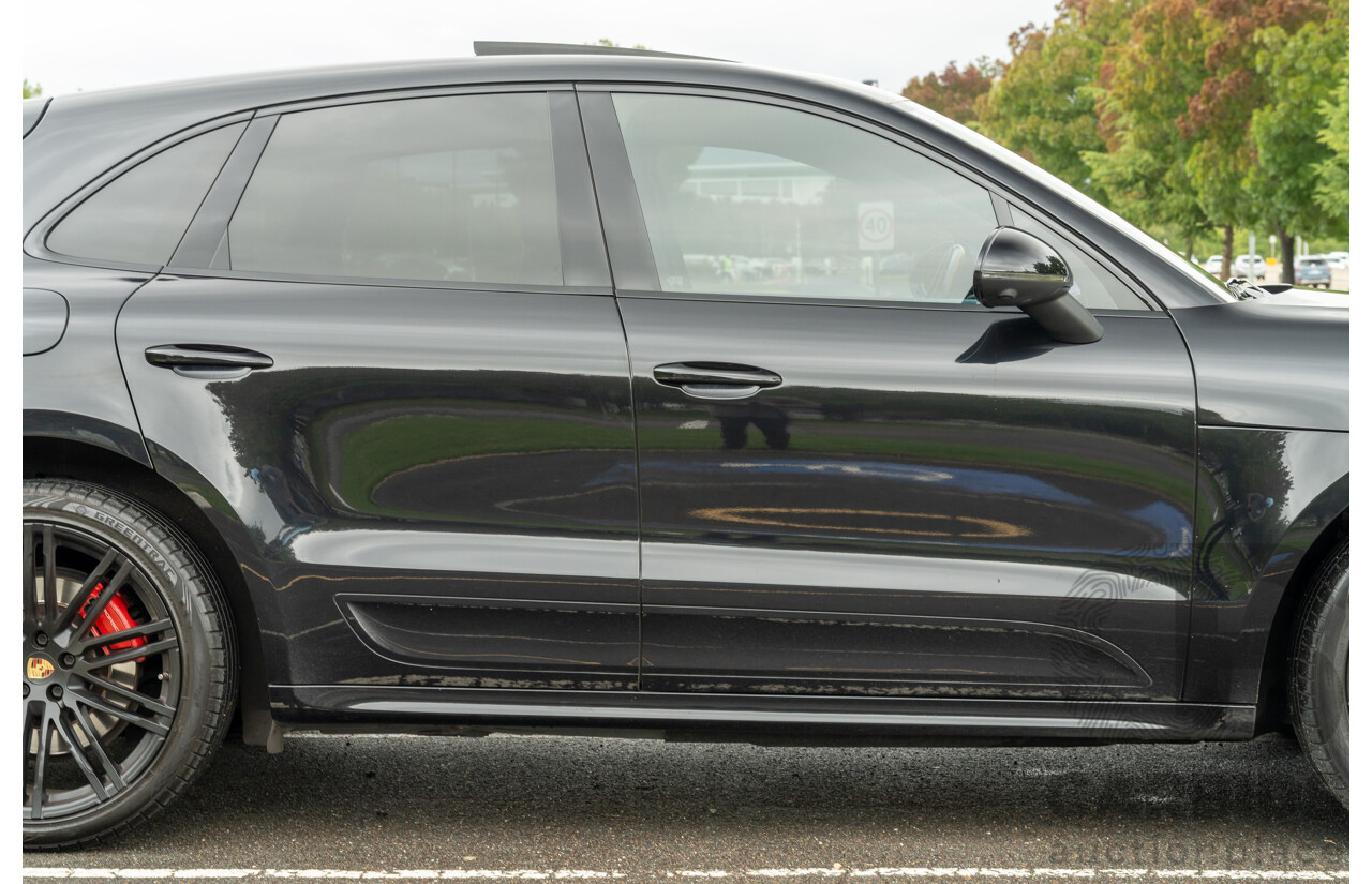 07/2016 Porsche Macan Turbo (AWD) MY16 4d Wagon Jet Black Metallic Twin Turbo V6 3.6L