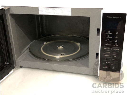 1663369 · Panasonic Genius 32 Litre 1100W  Microwave Oven - NN-ST655W