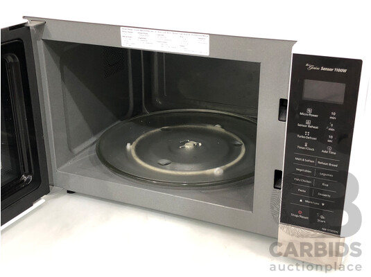 1663383 · Panasonic Genius 32 Litre 1100W  Microwave Oven - NN-ST655W