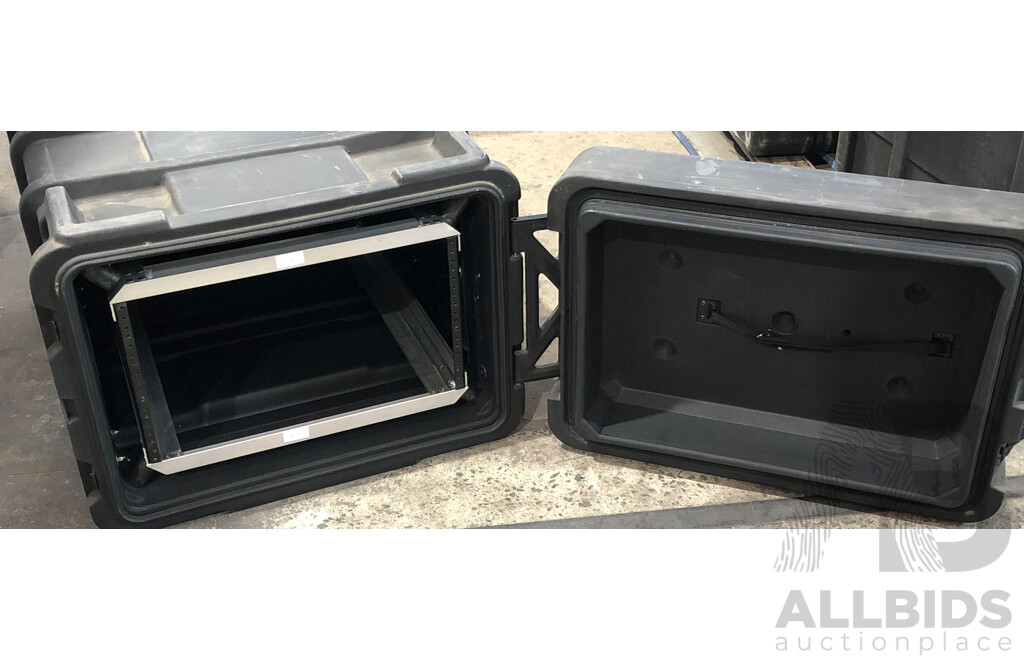SKB Equipment Heavy Duty Road Case with 19 Inch Rackmounting