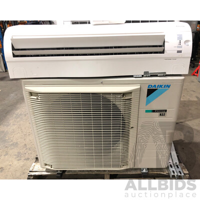 Daikin Split System Air Conditioner with Remote Control
