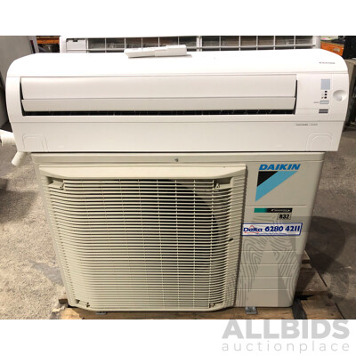 Daikin Split System Air Conditioner with Remote Control