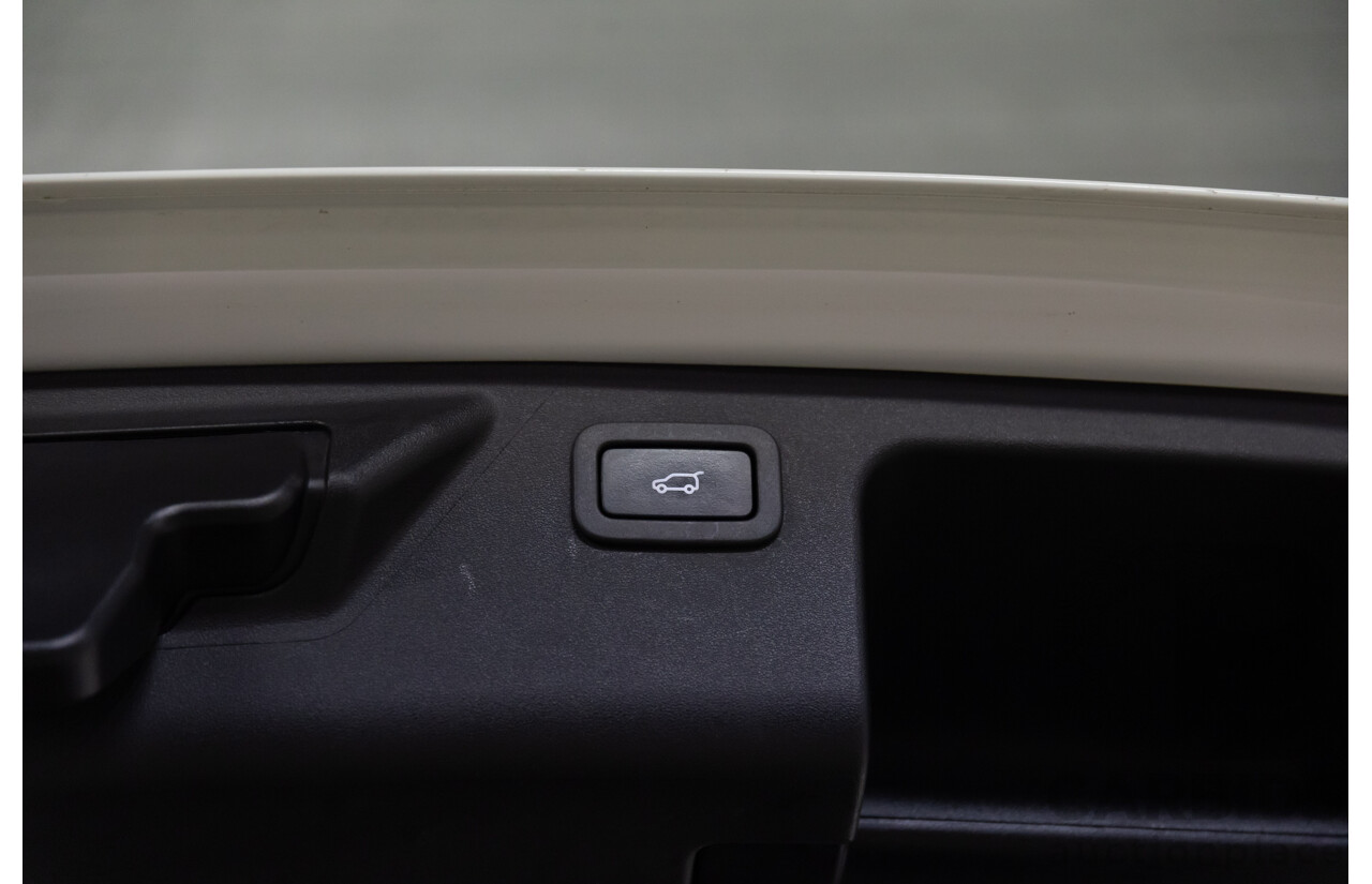 01/2018 Land Rover Discovery Sport Td4 HSE (132kW AWD) L550 MY18 4d Wagon Fuji White Turbo Diesel 2.0L - 7 Seater