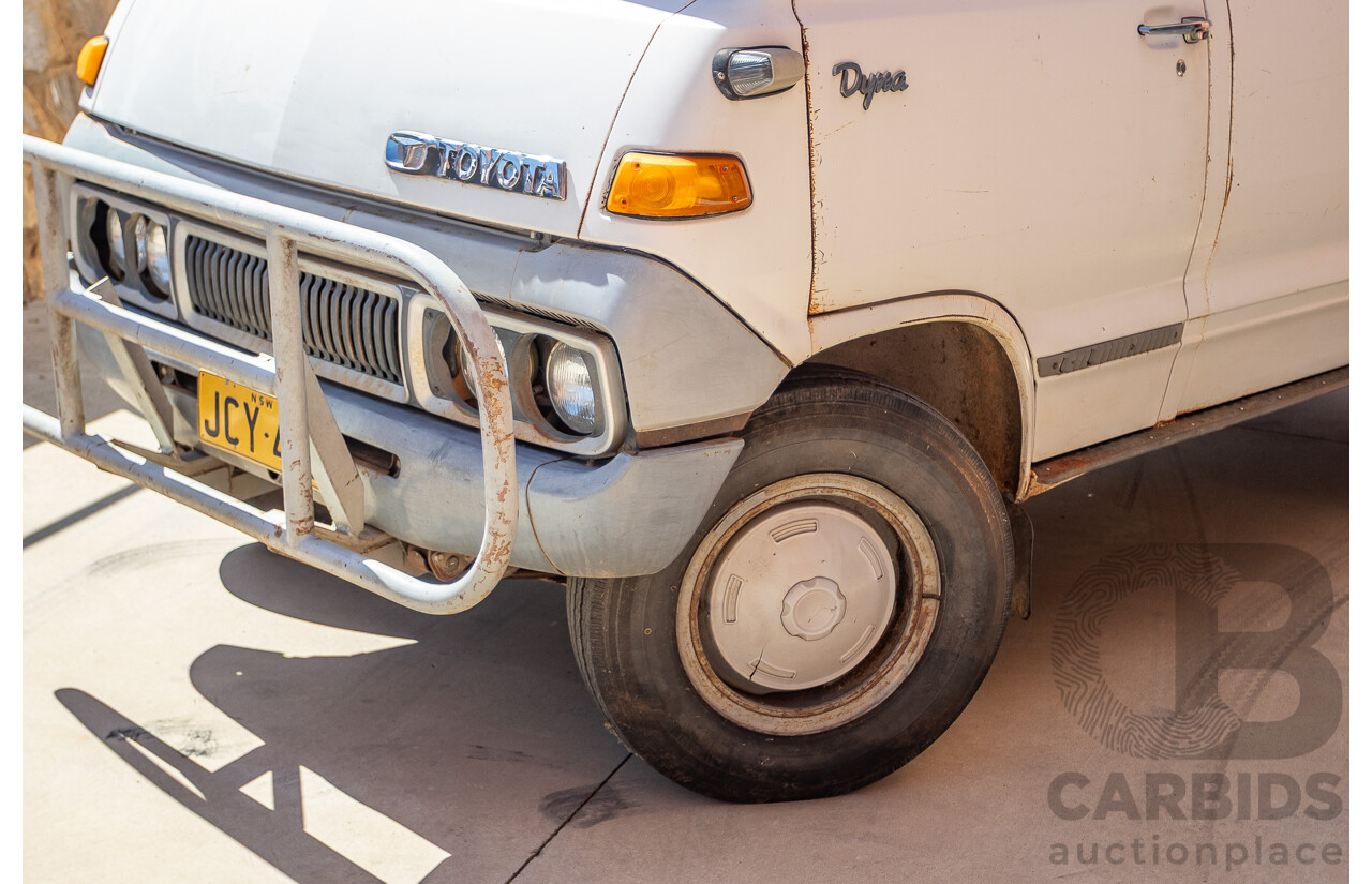 3/1977 Toyota Dyna 4d Tray Back Solid White 2.0L