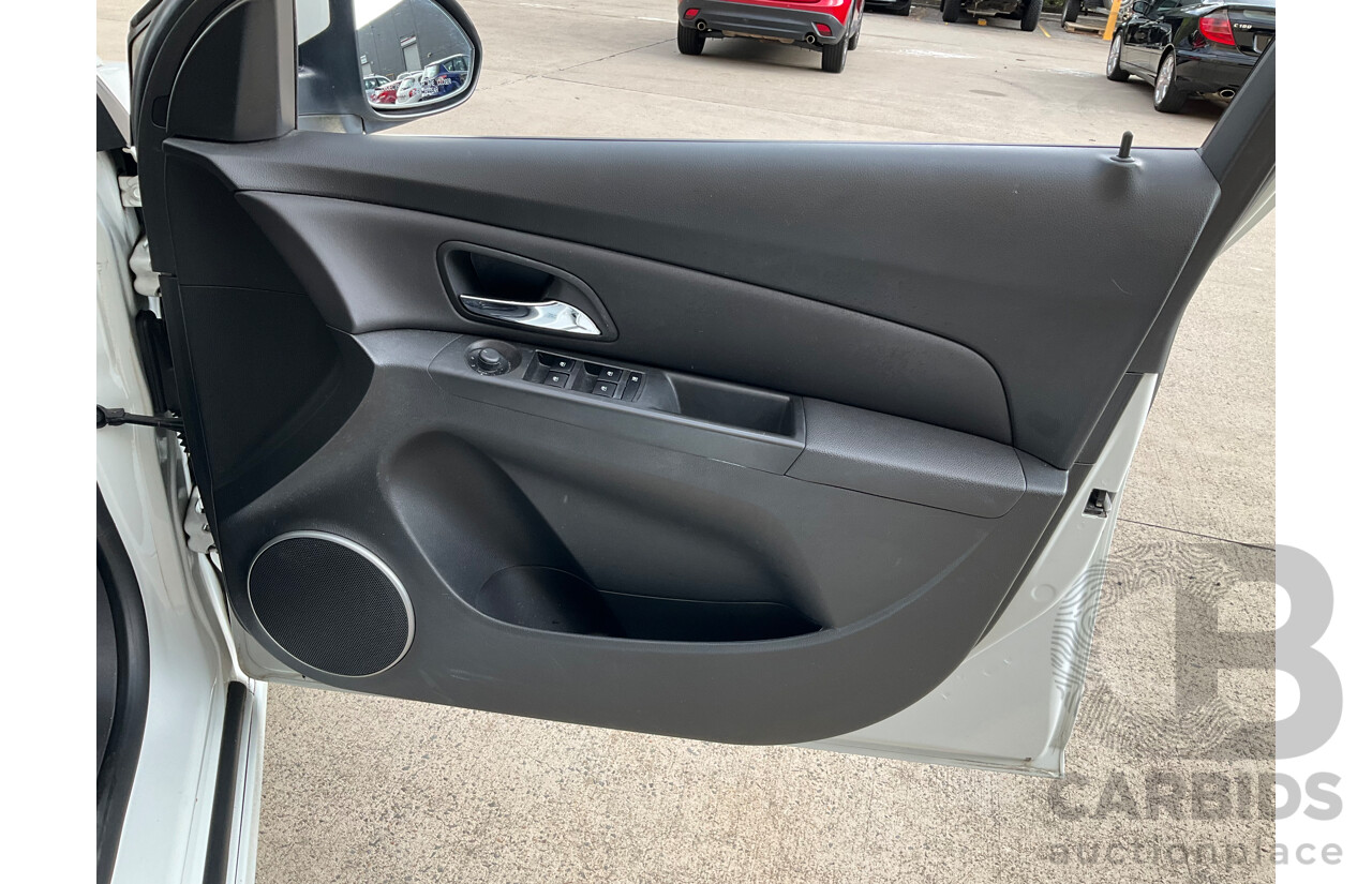 5/2013 Holden Cruze SRi V JH MY13 5d Hatchback White Turbo 1.4L