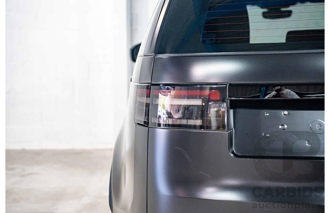 11/2018 Land Rover Discovery SD4 SE (177kW 4WD) L462 MY19 4d Wagon Silicon Silver Metallic (Matt Black Wrap) Turbo Diesel 2.0L