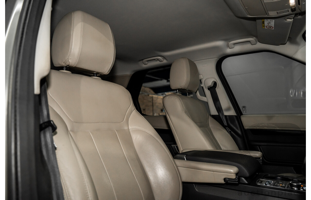 11/2018 Land Rover Discovery SD4 SE (177kW 4WD) L462 MY19 4d Wagon Silicon Silver Metallic (Matt Black Wrap) Turbo Diesel 2.0L