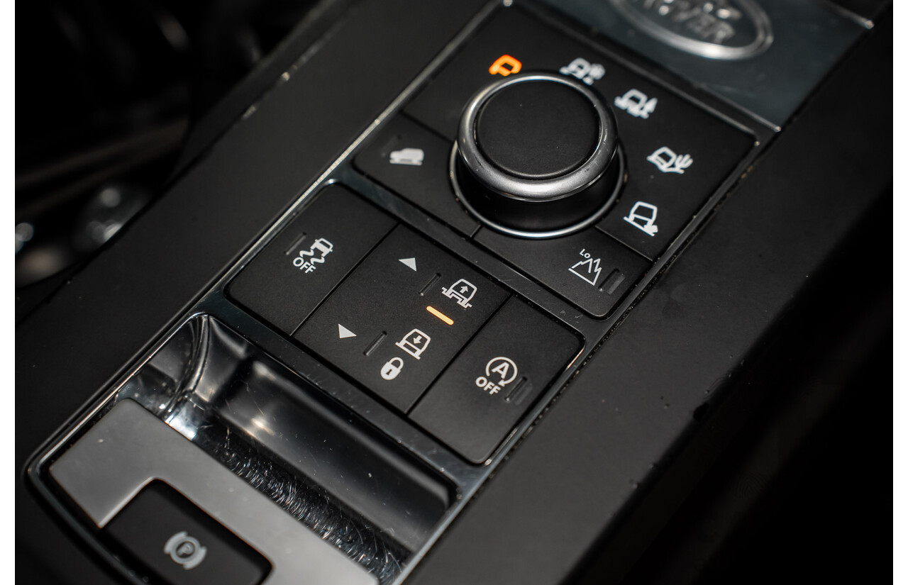 11/2018 Land Rover Discovery SD4 SE (177kW 4WD) L462 MY19 4d Wagon Silicon Silver Metallic (Matt Black Wrap) Turbo Diesel 2.0L