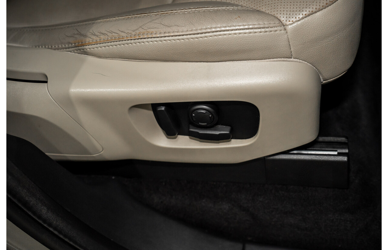 11/2018 Land Rover Discovery SD4 SE (177kW 4WD) L462 MY19 4d Wagon Silicon Silver Metallic (Matt Black Wrap) Turbo Diesel 2.0L