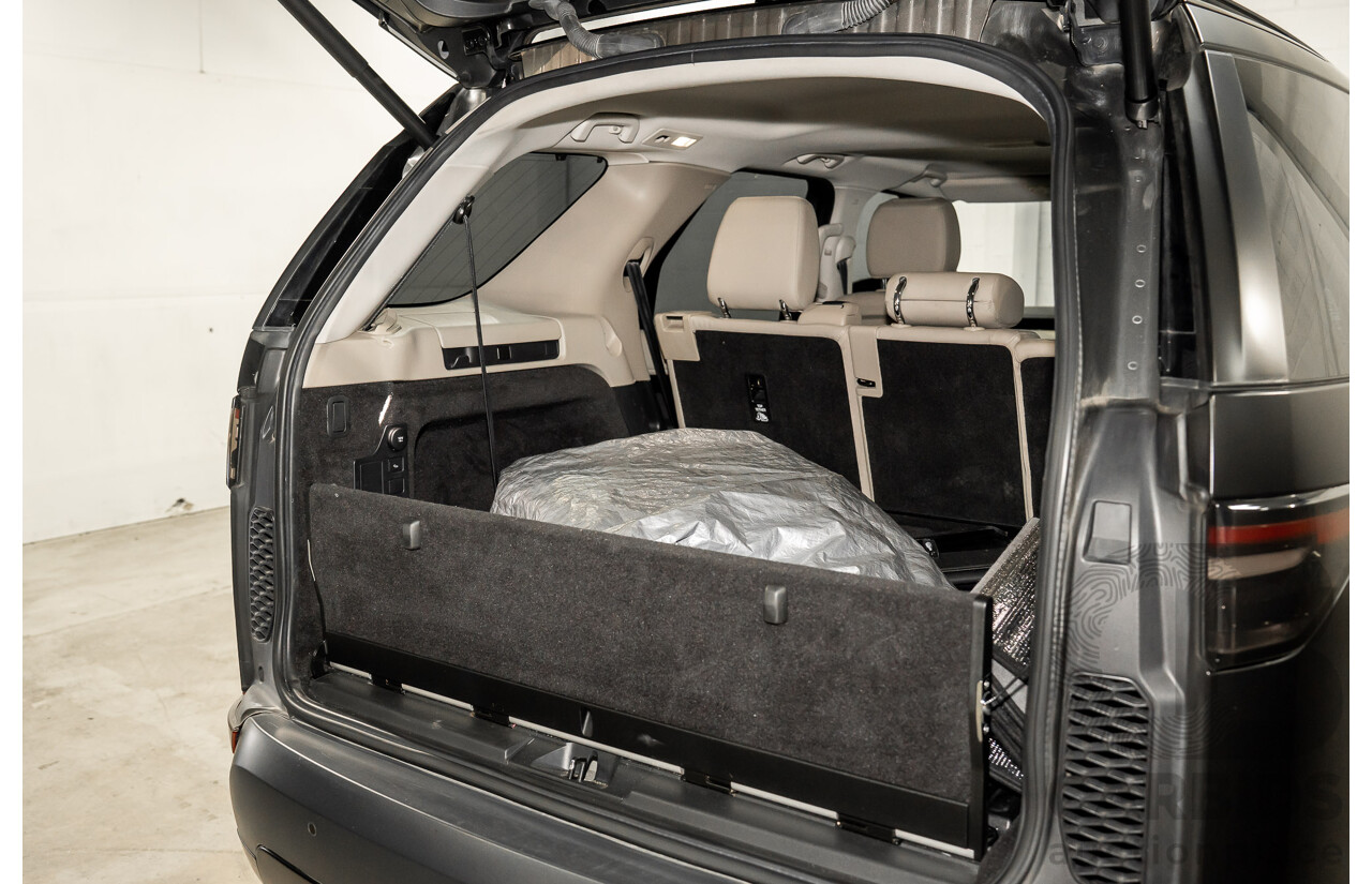 11/2018 Land Rover Discovery SD4 SE (177kW 4WD) L462 MY19 4d Wagon Silicon Silver Metallic (Matt Black Wrap) Turbo Diesel 2.0L