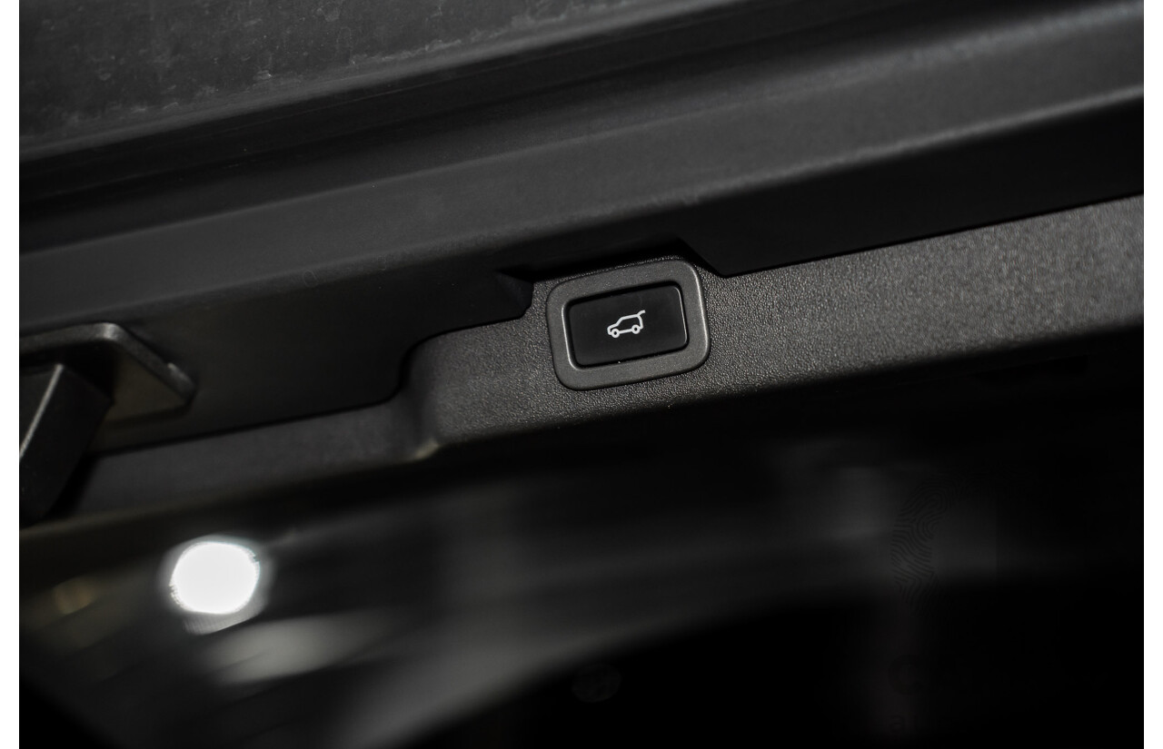 11/2018 Land Rover Discovery SD4 SE (177kW 4WD) L462 MY19 4d Wagon Silicon Silver Metallic (Matt Black Wrap) Turbo Diesel 2.0L