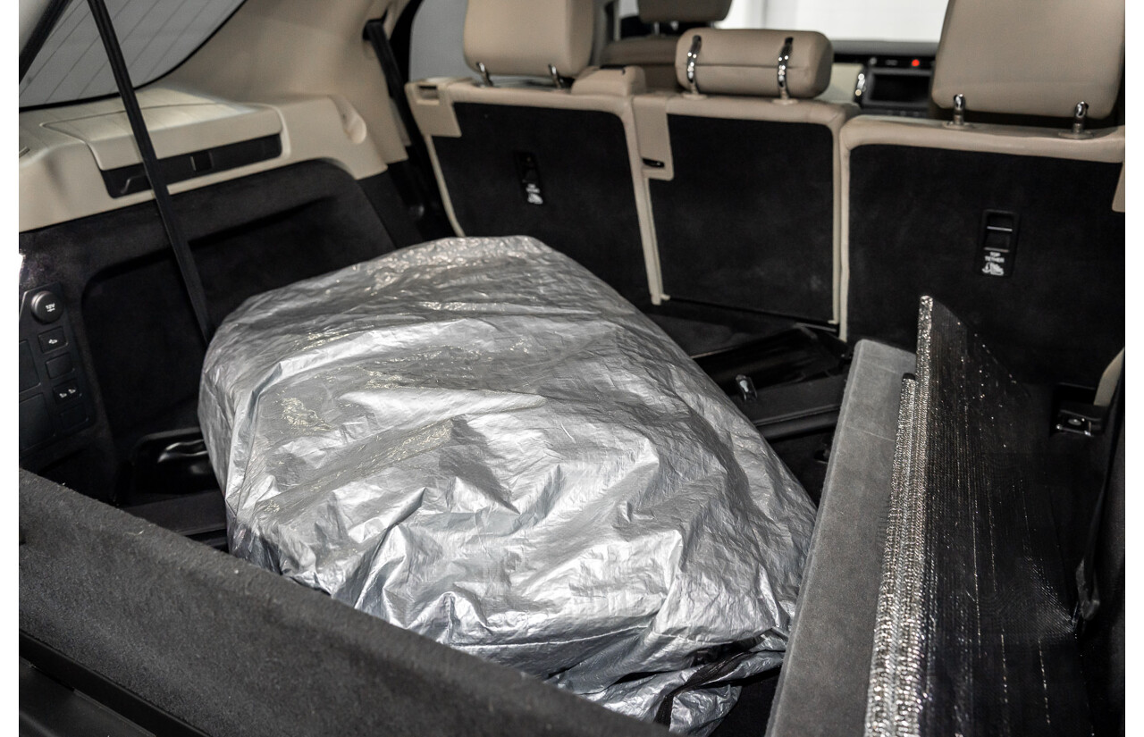 11/2018 Land Rover Discovery SD4 SE (177kW 4WD) L462 MY19 4d Wagon Silicon Silver Metallic (Matt Black Wrap) Turbo Diesel 2.0L