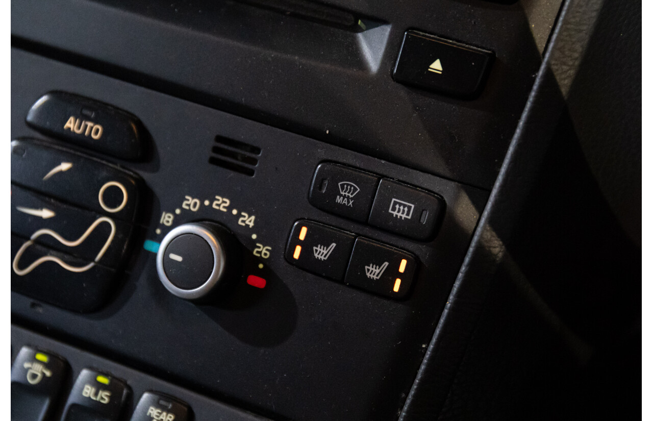 08/2014 Volvo XC90 D5 R-Design (AWD) MY14 4d Wagon Black Sapphire Metallic Turbo Diesel 2.4L