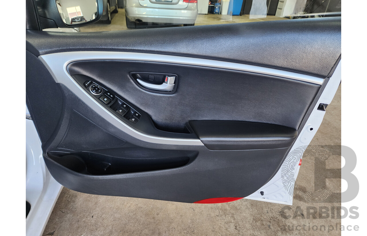 7/2015 Hyundai i30 Premium 1.6 CRDi GD3 SERIES 2 5d Hatchback White 1.6L