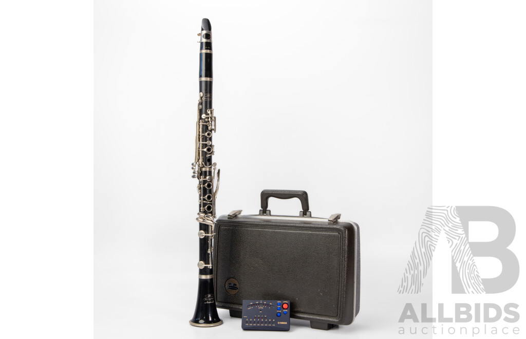 Buescher Clarinet in Hard Case with Tuner and Music Stand