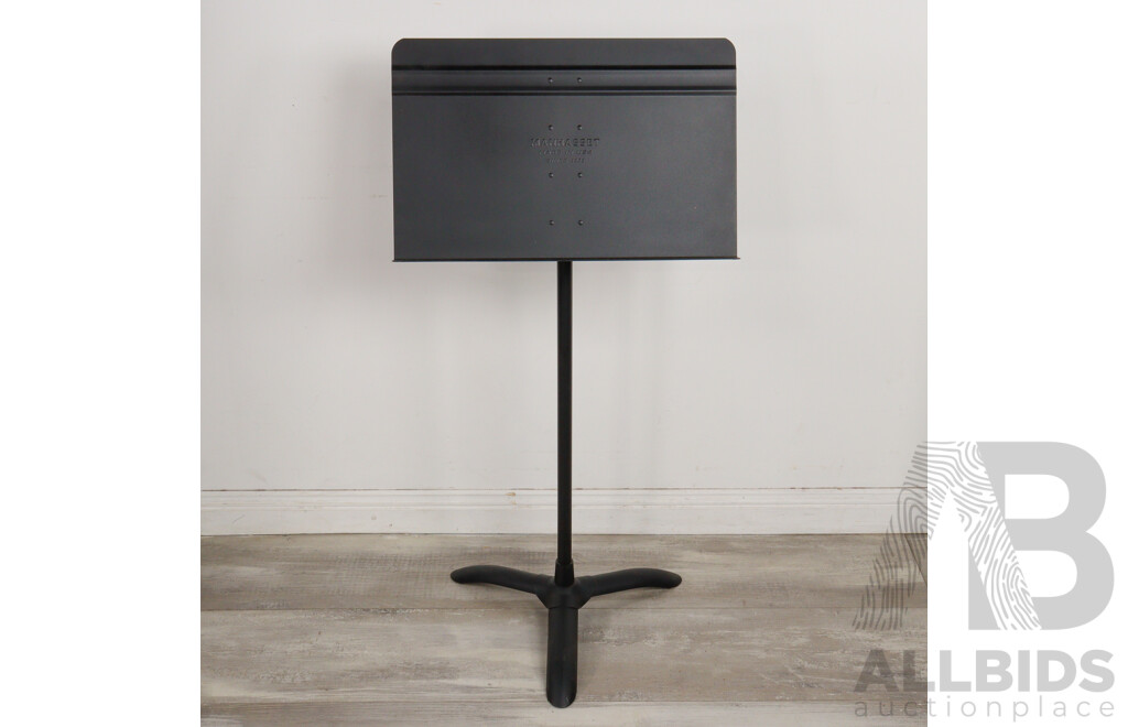 Buescher Clarinet in Hard Case with Tuner and Music Stand