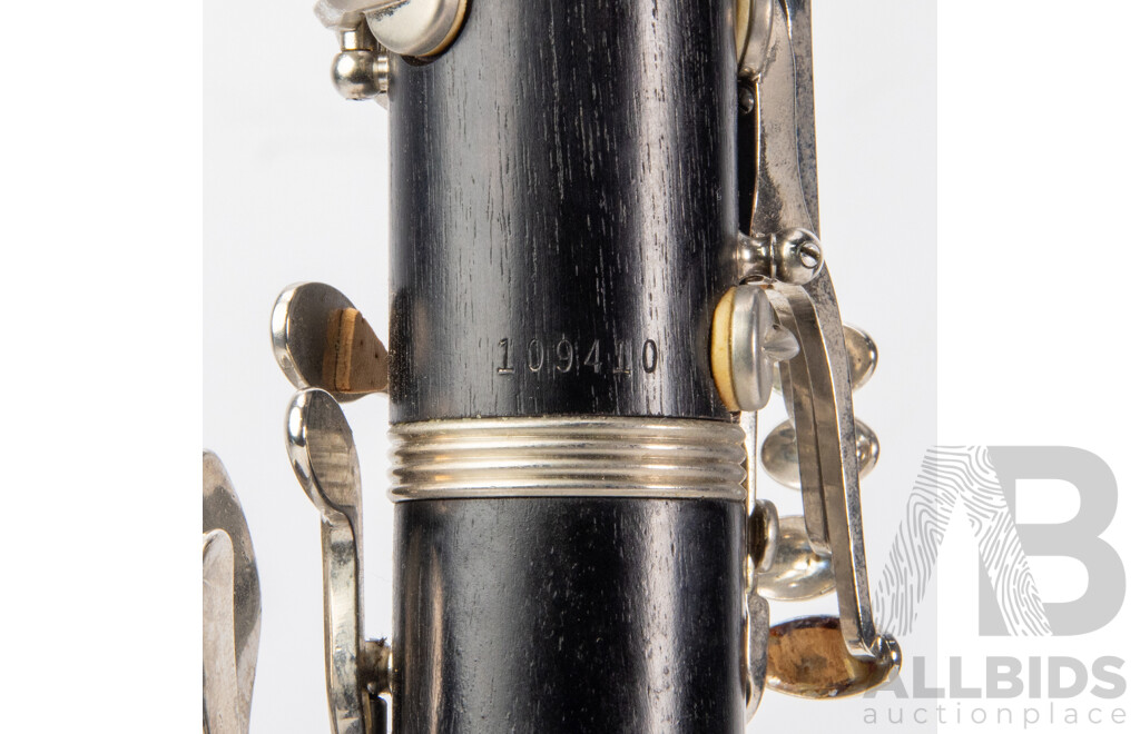 Buescher Clarinet in Hard Case with Tuner and Music Stand