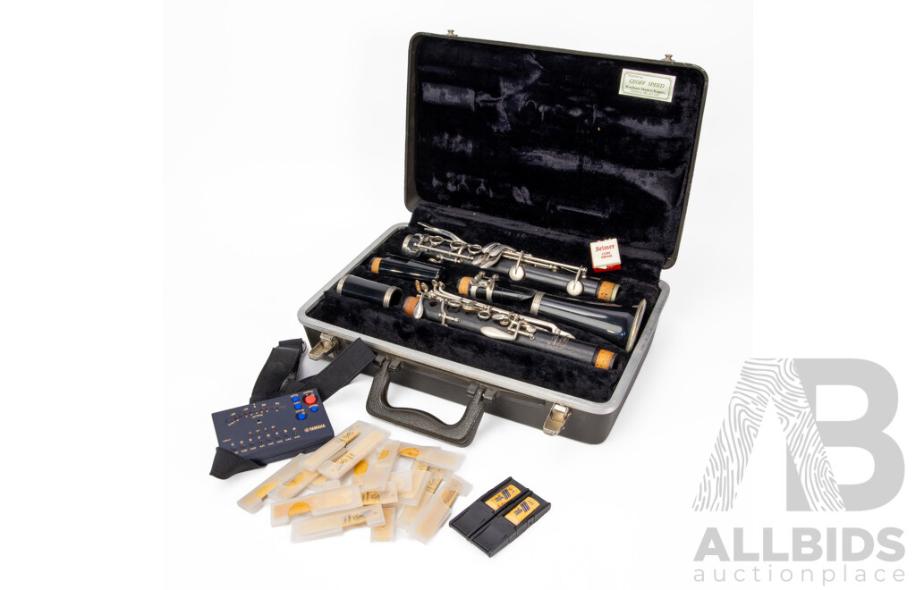 Buescher Clarinet in Hard Case with Tuner and Music Stand