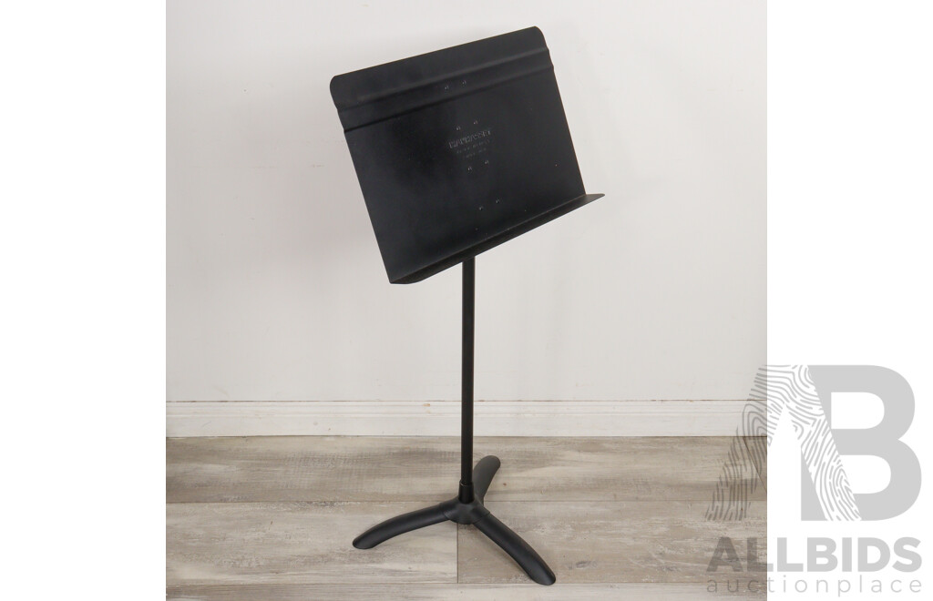 Buescher Clarinet in Hard Case with Tuner and Music Stand