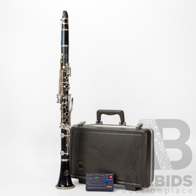 Buescher Clarinet in Hard Case with Tuner and Music Stand