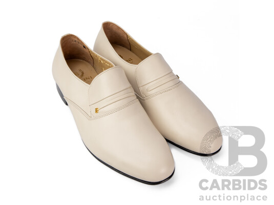 Pair of Bettini Men's Cream Leather Loafers, Size 12
