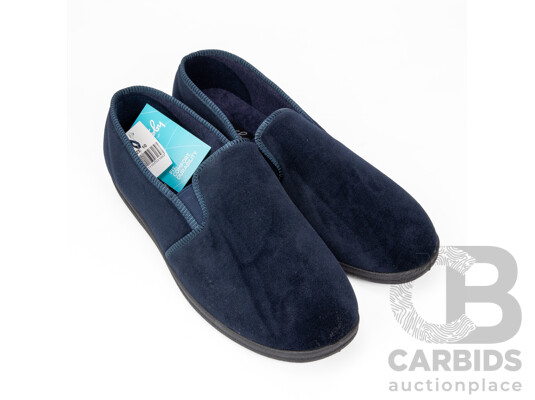 Pair of Grosby Men's Percy Navy Slippers, Size 10
