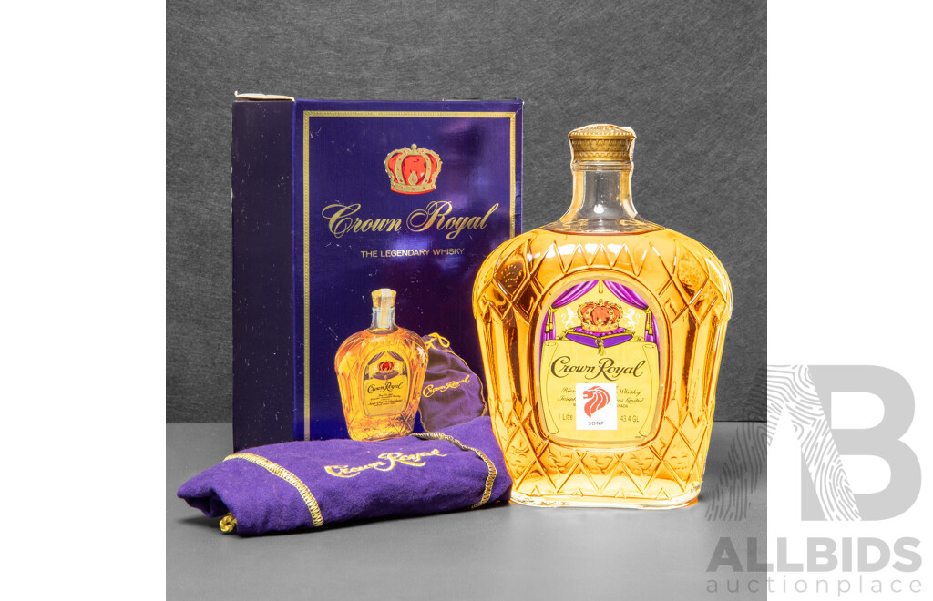 Crown Royal Fine De Luxe Blended Canadian Whisky in Presentation Box and Branded Velvet Bag