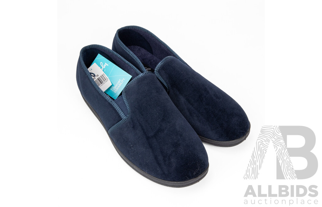 Pair of Grosby Men's Percy Navy Slippers, Size 10