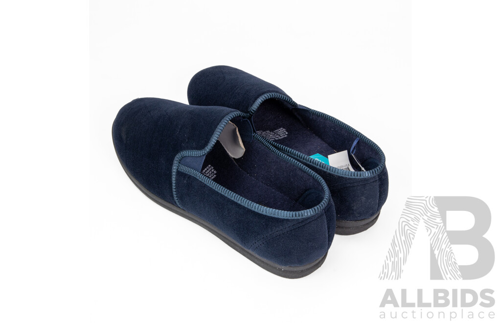 Pair of Grosby Men's Percy Navy Slippers, Size 10