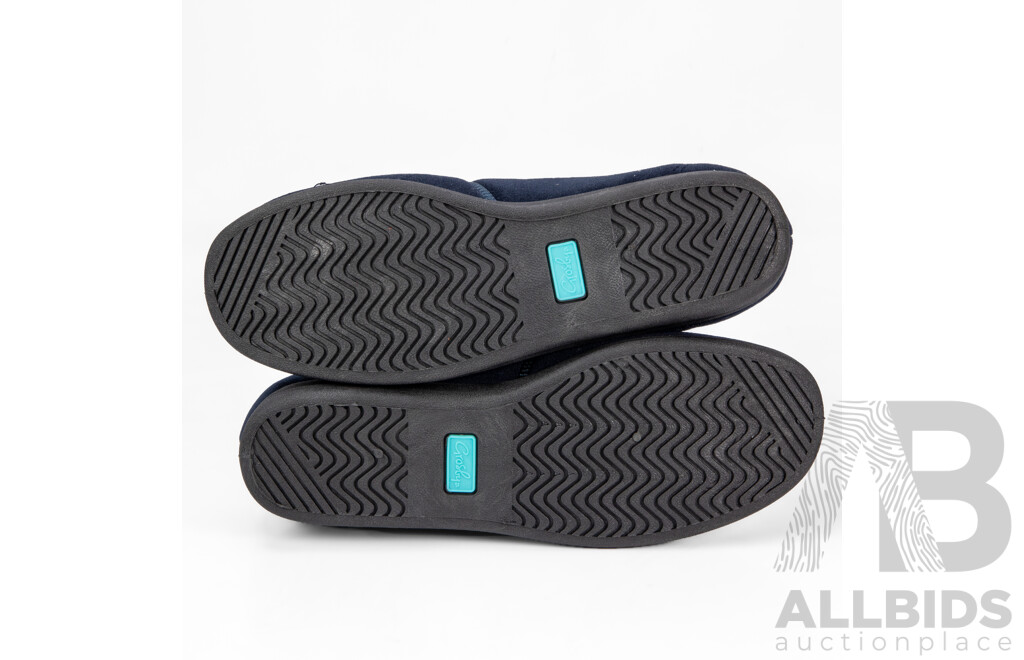 Pair of Grosby Men's Percy Navy Slippers, Size 10