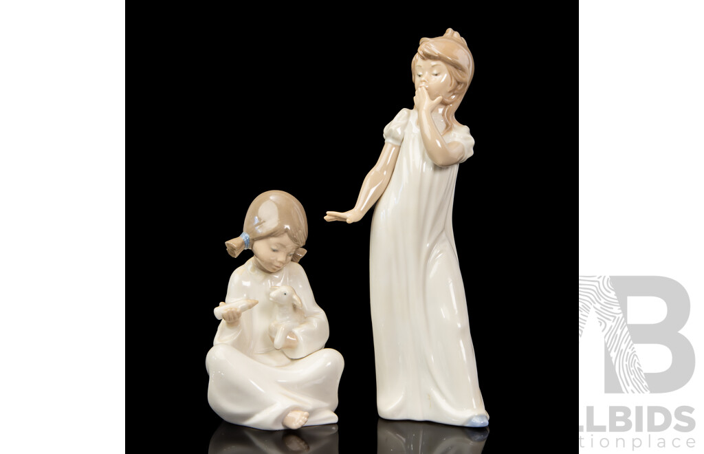 Pair of Porcelain Figures in Nightgowns. Nao by Lladro