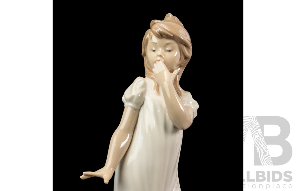 Pair of Porcelain Figures in Nightgowns. Nao by Lladro
