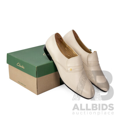 Pair of Bettini Men's Cream Leather Loafers, Size 12