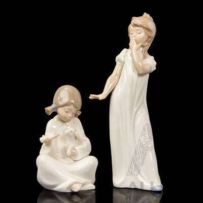 Pair of Porcelain Figures in Nightgowns. Nao by Lladro