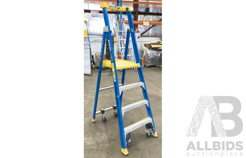 Bailey (FS13577) 4 Steps Fibreglass Platform Ladder