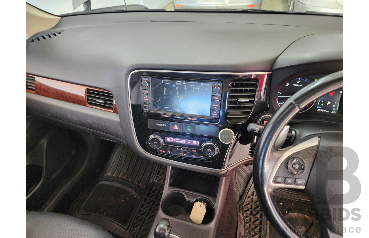 12/2013 Mitsubishi Outlander Aspire (4x4) ZJ MY14 4d Wagon Grey 2.3L